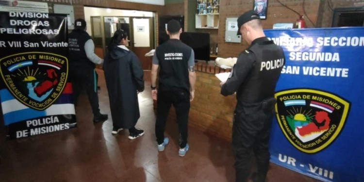 DETENIDO. Efectivos de la Unidad Regional VIII rodean al detenido.