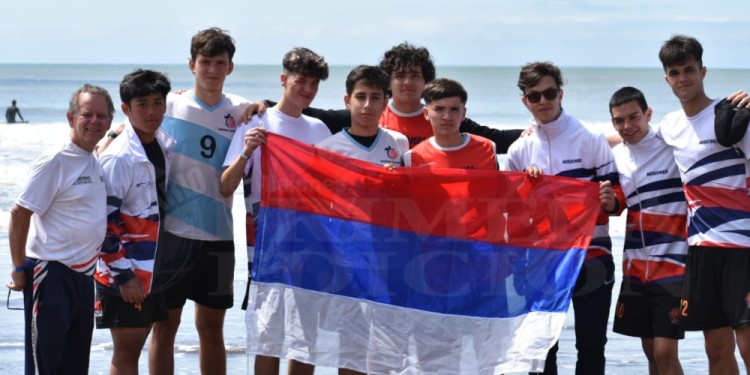 Los chicos del Beach Handball aprovecharon el sol en MDQ. Todavía tienen chance medalla a pesar de la derrota de hoy.