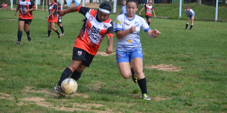 EN JUEGO. La Primera del femenino salió a la cancha por el Clausura.