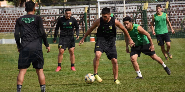 ATENTA LA MIRADA. El defensor Mazzacote controla el balón, mientras que Diego Ríos lo observa desde atrás.