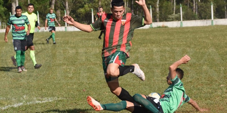 CON TODO. Al piso va el jugador de El Brete, que sacó una mínima ventaja.
