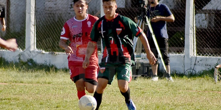 A MANO. No hubo diferencias entre el Verdirrojo y el Globo en Villa Urquiza.