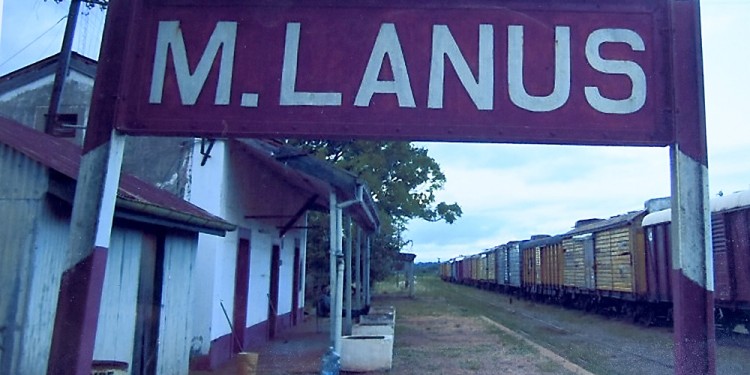 El populoso asentamiento creció en torno a la estación de trenes, que Leopoldo Lanús bautizó como Miguel Lanús en honor a su padre y que luego dio nombre a todo el barrio posadeño.