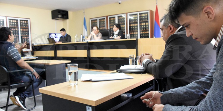 MIRADA AL PISO. Matías Zielinski, con un rosario en la mano derecha, mientras el conductor del colectivo recordaba los detalles de la colisión fatal del domingo 24 de enero de 2019.