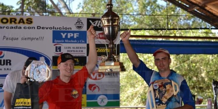 A LEVANTAR LA COPA. La dupla de Aristóbulo se quedó con la primera posición. (Foto gentileza C.Reble).