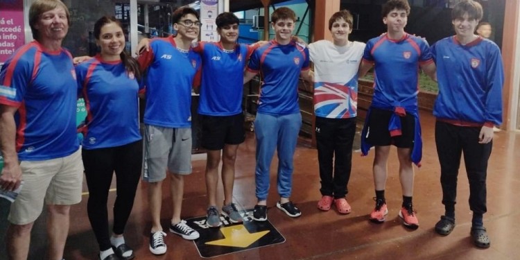 DELEGACIÓN. Los nadadores misioneros que representarán al CAPRI en Buenos Aires.