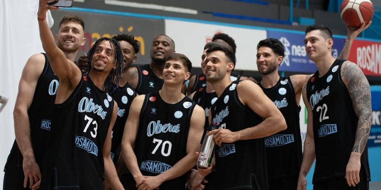 SELFIE. La foto grupal del Oberá Tenis Club, que habla del buen ambiente que hay en el grupo en la antesala del torneo.