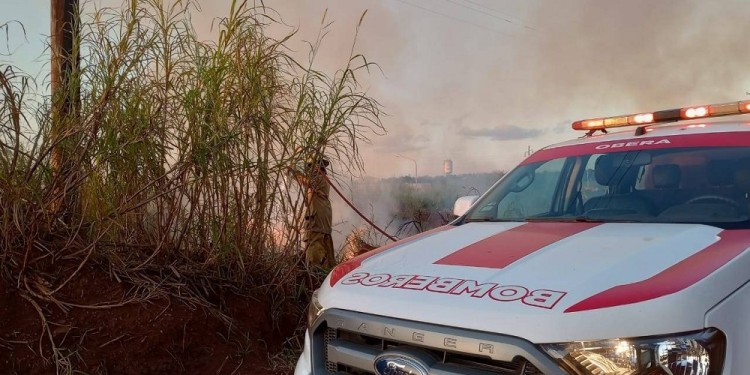ALERTAS. Los Bomberos Voluntarios de Oberá tuvieron que sofocar varios incendios este fin de semana.