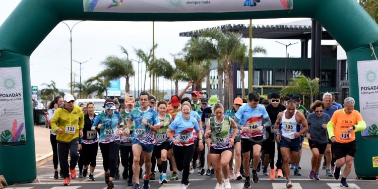 LARGARON. La maratón se corrió ayer por la mañana sobre la avenida Costanera, a la altura del balneario El Brete.