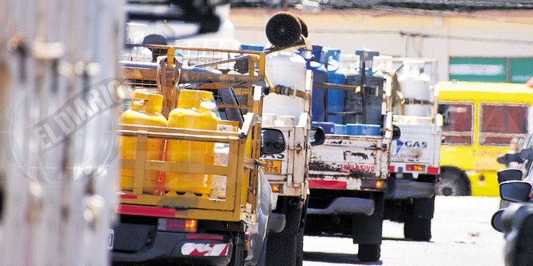 EN POSADAS. Más de 20 camiones se concentraron en la Rotonda y se movilizaron hasta las avenidas Uruguay y Mitre.
