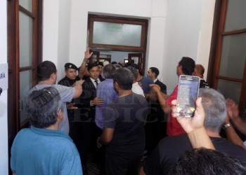 Propietarios de taxis irrumpieron en el Concejo Deliberante