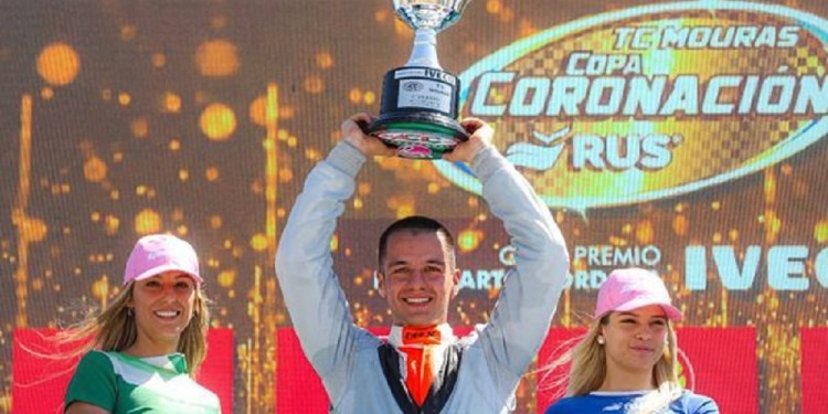 CON ESTILO. El nuevo buzo, en forma de traje, ya es una cábala para Rudi. Foto: prensa ACTC.