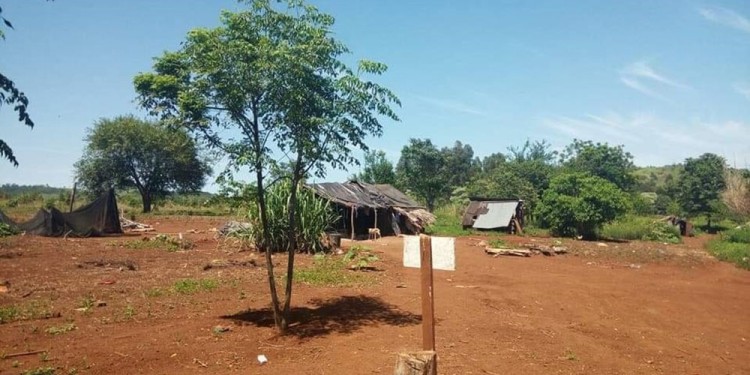 ALDEA. El cuerpo fue hallado a unos 200 metros de la casa que ocupaban, en la cual hallaron rastros de sangre.