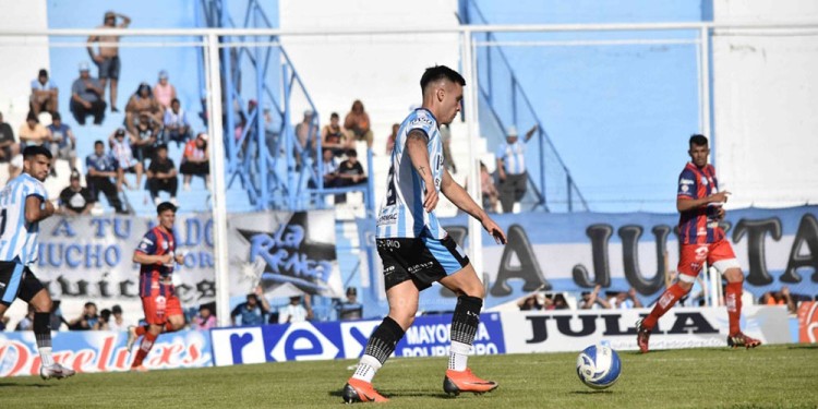 CON LO JUSTO. Racing venció por la mínima a Depro y no afloja la punta.