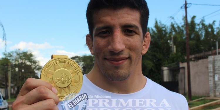 ORGULLO. Ricardo, ayer por la tarde, nuevamente en el barrio Santa Lucía de la capital provincial. En sus manos, el oro obtenido el viernes en Asunción.