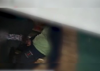 Cámaras del 911 lo captaron robando a un hombre dormido