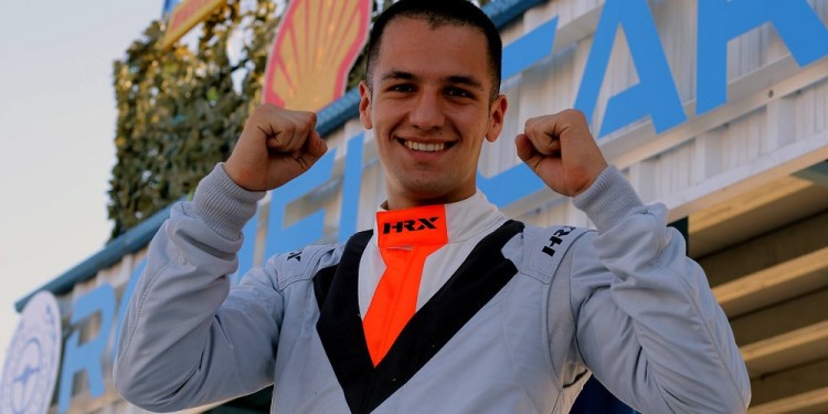 PILCHA NUEVA. El particular buzo antiflama que estrenó ayer Bundziak. Foto: Prensa Bundziak.