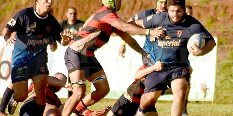 PURA POTENCIA. Luca Quiñones Oxandaburu encara con decisión durante un clásico. El pilar es clave en el pack.