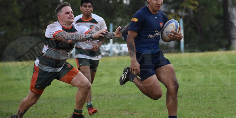 CAMINO AL TRY. Federico Palaguerra se escapa, pese al esfuerzo de Iván Zanek por detenerlo. Fue try de CAPRI.