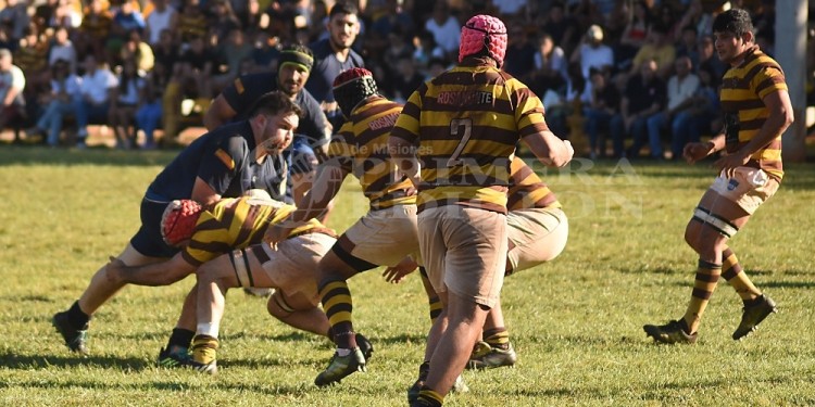 INCONTENIBLE. Juan Vaz arremete contra la marca rival. El pilar “azzurro” apoyó uno de los tries en Villa Lanús.