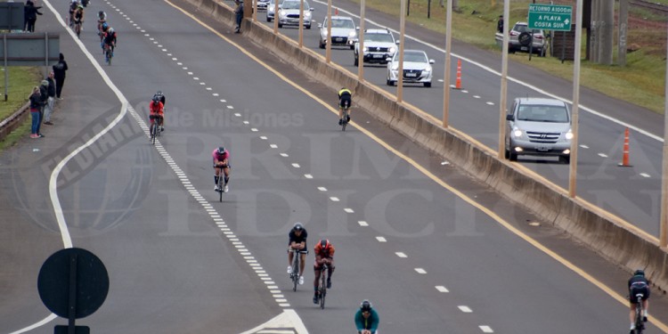 A TODA VELOCIDAD. La etapa de ciclismo tuvo lugar sobre el Acceso Sur.