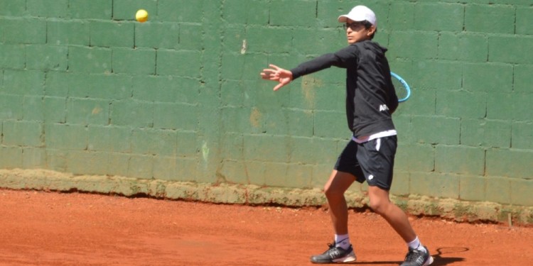 DEBUT. El posadeño Lautaro Quintana, con solo 14 años, hará su presentación en el circuito profesional de la AAT.