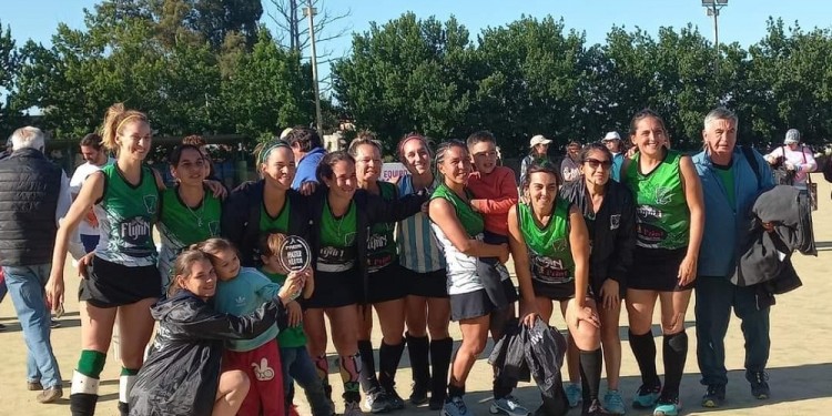 EN EL PODIO. El equipo femenino de +35 años de Caa Yarrí Verde se subió al segundo puesto en el Torneo Master en Concordia.
