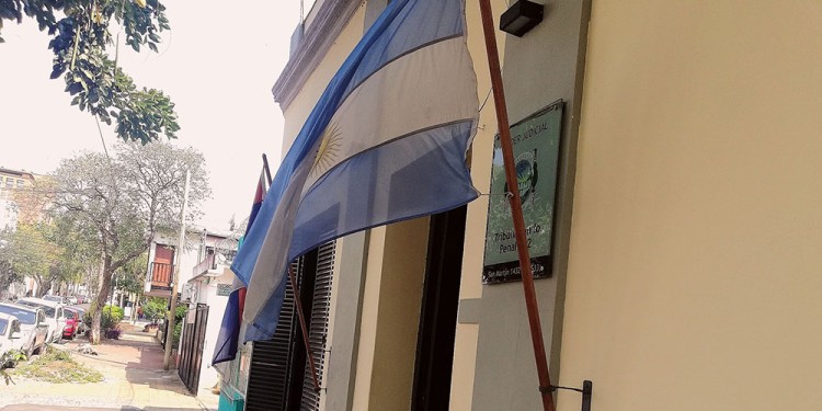 TESTIMONIOS DUROS Y UN TRIBUNAL A LA ALTURA. Los jueces Carlos Jorge Giménez, Gregorio Augusto Busse y Miguel Mattos (subrogante) al frente del debate en calle San Martín.