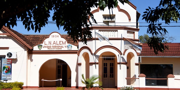 INVESTIGACIÓN. Efectivos de la Unidad Regional VI intentan ubicar a los sospechosos de la estafa denunciada el jueves.