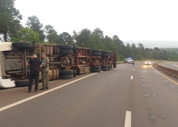 Camión con yerba volcó en la ruta nacional 12