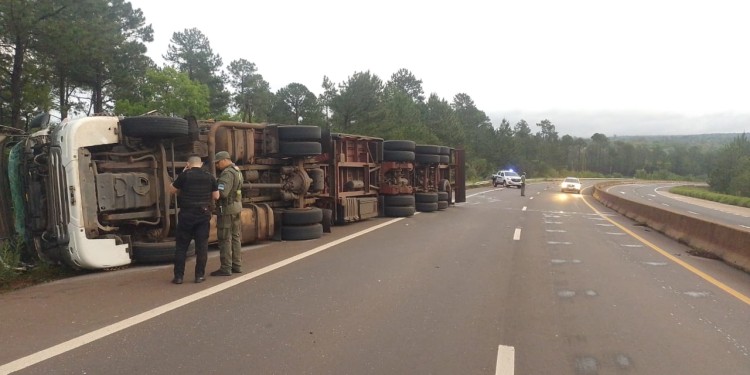 VUELCO. Un camión despistó y quedó sobre la banquina en la Ruta Nacional 12.