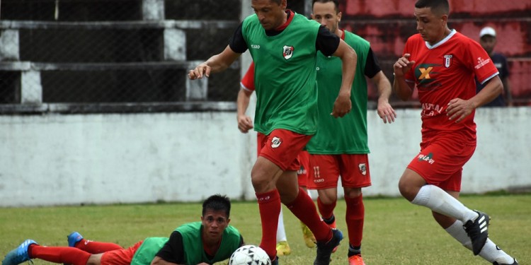 SALIDA CLARA.. Lo que puede aportar Pablo Motta, quien lleva la pelota dominada en la mitad de la cancha del elenco franjeado.