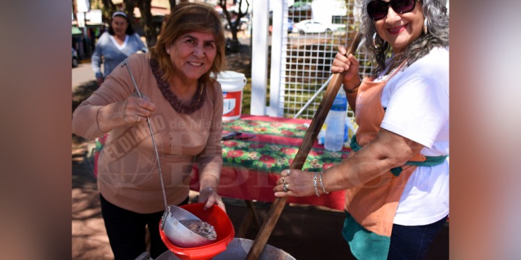 DELICIOSO. Francisca Meza y María Eva Duarte, encargadas de servir el jopará.