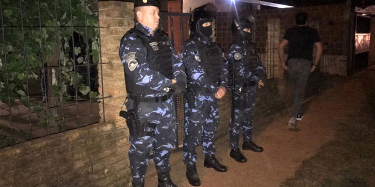 PROCEDIMIENTO. Efectivos de Infantería desplegados ayer en el barrio Club de Educación para detener a uno de los sospechosos.