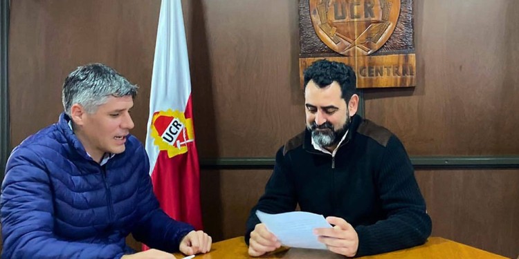 LA TRANSICIÓN. Ricardo Andersen (izquierda) le entregará la presidencia a Pablo Argañaraz en la Unión Cívica Radical de Misiones.