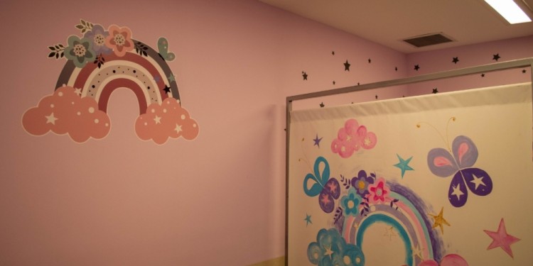 ESPACIO DE EMPATÍA. La sala está pintada con mariposas, estrellas y arcoíris, los símbolos que representan el duelo perinatal.
