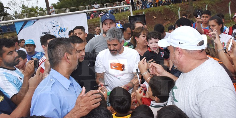 RODEADO. Una multitud recibió a Ortega. Lastimosamente se desbordó todo y no pudo seguir con las actividades.