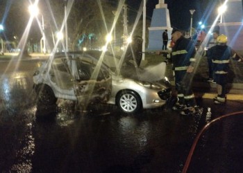 Un vehículo se incendió en pleno centro de Candelaria