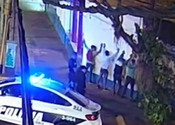 Vándalos dañaron carteles de comercios y vehículos en el microcentro de Posadas