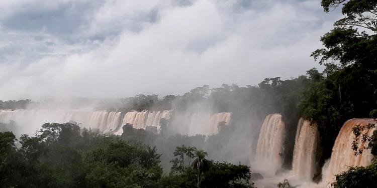 MARAVILLA. Las Cataratas con mucho caudal, un gran espectáculo.