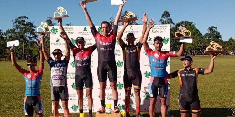 A TODA VELOCIDAD. El podio de la categoría Elite, con Yeri en lo alto.