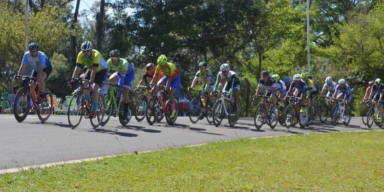 CONVOCATORIA. Ciclistas de toda la región se dieron cita el fin de semana en Apóstoles para el regreso más esperado.
