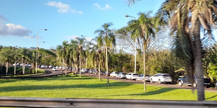 INTERMINABLES. Muchos visitantes tuvieron que soportar hasta 5 horas de filas en el paso fronterizo.