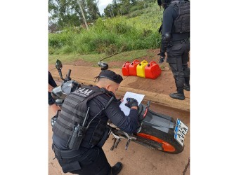 Incautaron bidones con más de 20 litros de combustible de contrabando