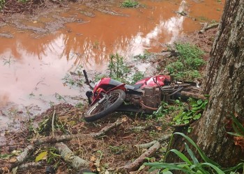 Motociclista falleció tras despistar y chocar contra un árbol