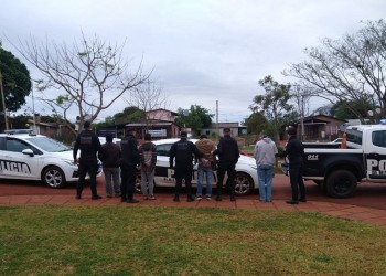 Entre cuatro y sin motivo aparente, atacaron a machetazos a otro hombre