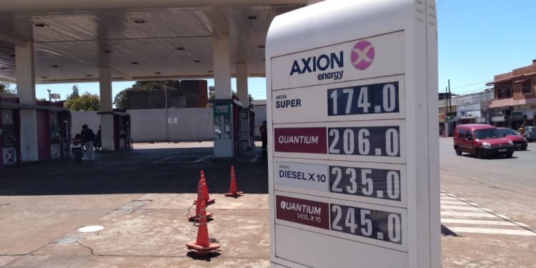 ELEVADOS. Surtidores de la firma Axion modificaron sus precios en dos ocasiones.