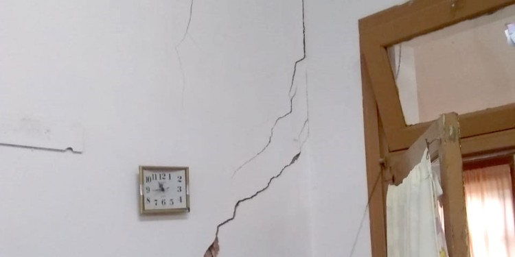 AULAS. Las fisuras en las paredes se ven a simple vista en el edificio.