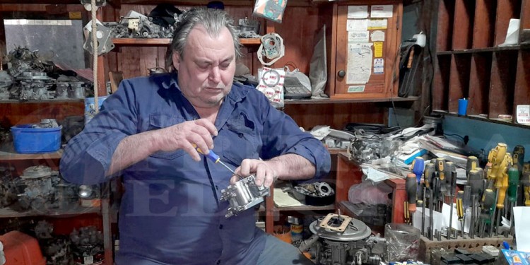 DEDICACIÓN. Szkabrij realiza trabajos de carburación en autos particulares y también de competición que llegan de toda la región.