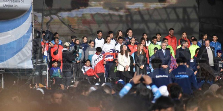 PROTAGONISTAS. Korniejczuk y Armoa, los abanderados misioneros, ayer en el acto de apertura, detrás de la secretaria de Deportes Inés Arrondo.